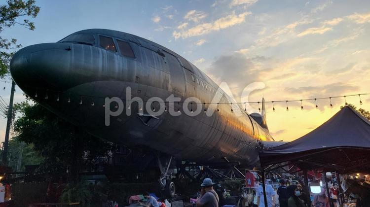 夕焼けと飛行機 飛行機,ジャンボジェット,屋台の写真素材