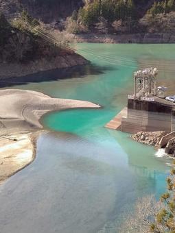 エメラルドグリーンに輝くダム湖の合流点 エメラルドグリーンに輝くダム湖の合流点 ダム湖,合流点,エメラルドグリーンの写真素材