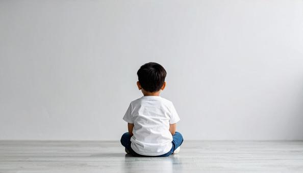 子供の後ろ姿 座っている 子供の後ろ姿 座っているの写真