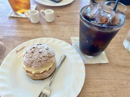シュークリームとアイスコーヒー シュークリームとアイスコーヒーの写真