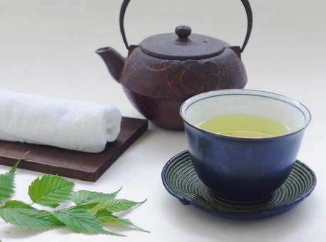 鉄瓶と湯呑み 日本の伝統工芸 おしぼり 鉄瓶と湯呑み 日本の伝統工芸 おしぼりの写真