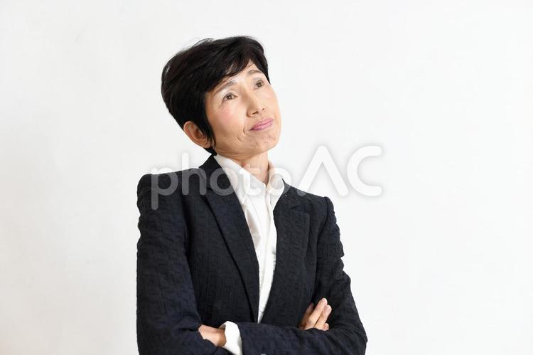 スーツ姿の悩む中高年のアジア人女性 女性,スーツ,ビジネスウーマンの写真素材