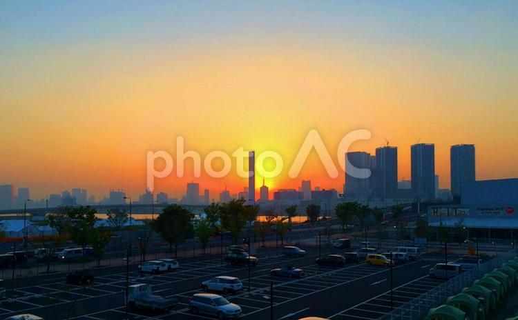 夕日が沈む都会の風景 空,夕日,夕陽の写真素材