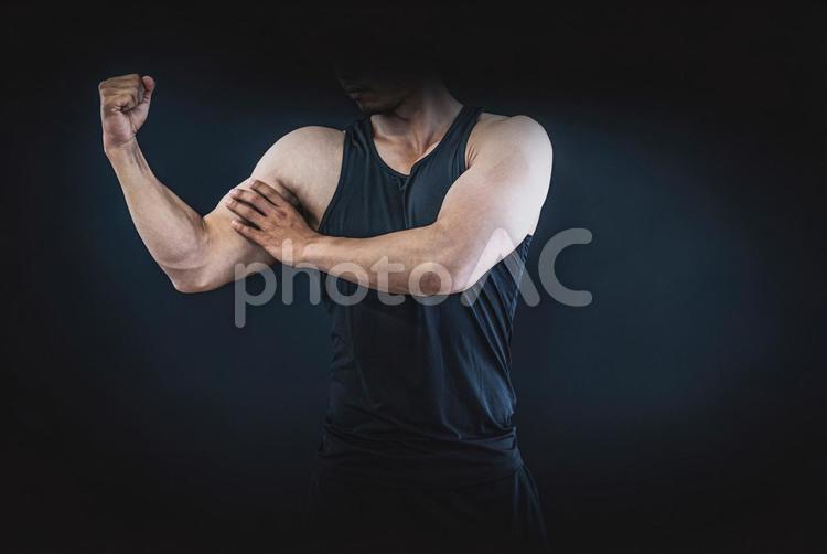 腕の筋肉を鍛える男性 筋肉,腕,マッチョの写真素材