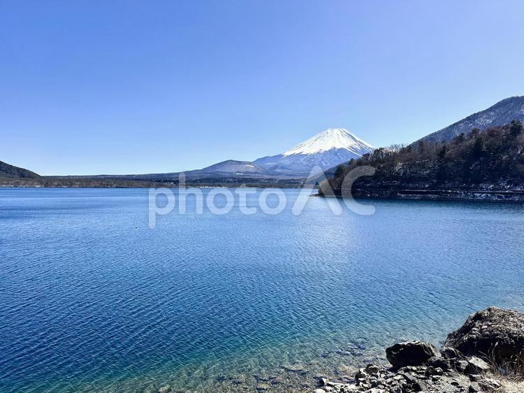 大空と本栖湖と富士山 富士山,本栖湖,湖の写真素材