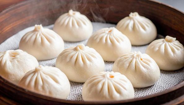 ほんわか湯気の立つ美味しそうな豚まん ほんわか湯気の立つ美味しそうな豚まんの写真