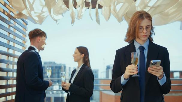 真剣な顔でスマホを操作している長髪男性 男性,外国人,スマートフォンの写真素材