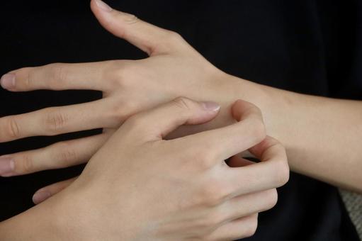 手を掻く男性 手を掻く男性の写真