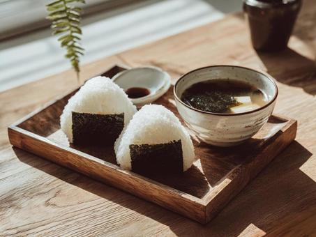 日本の心・おむすびとお味噌汁 日本の心・おむすびとお味噌汁の写真