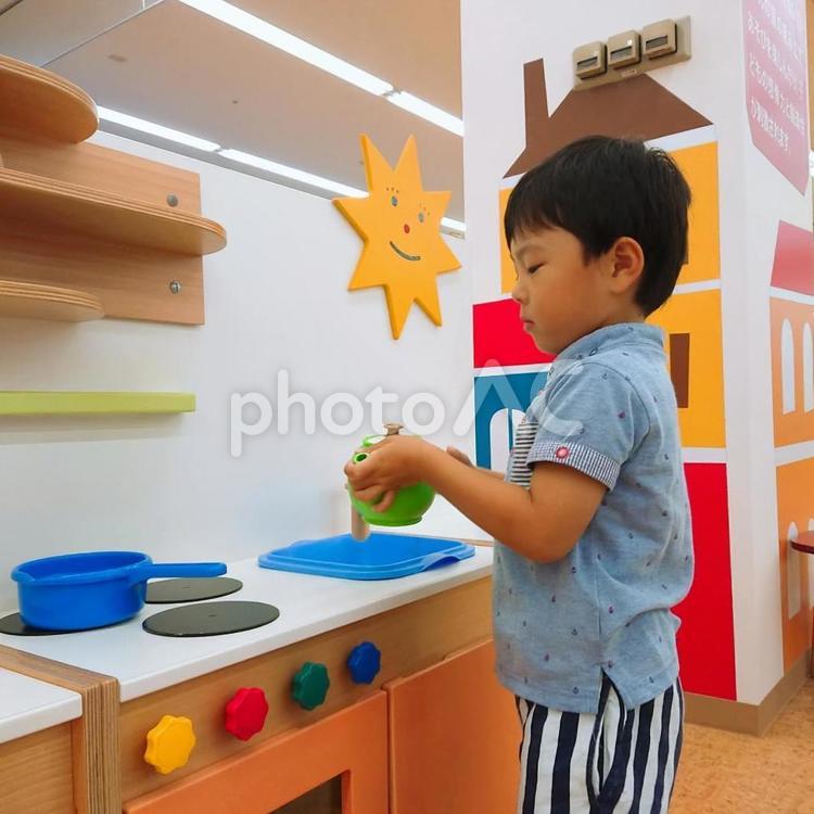 おままごと 子供,家族,幼稚園の写真素材