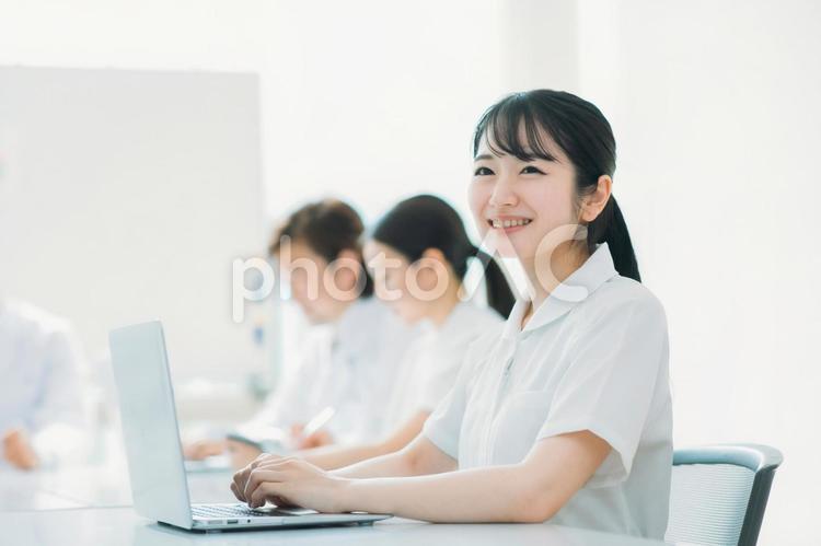 白衣・ナース服を着た女性 看護師,ナース,介護士の写真素材