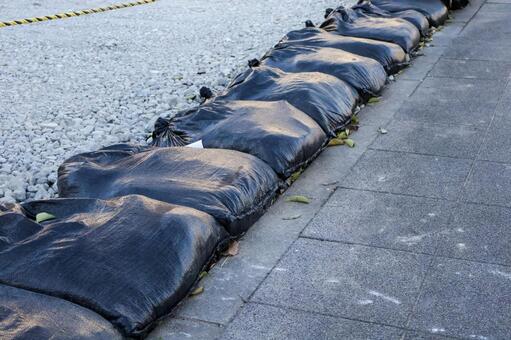 道路に積まれた土嚢（土のう)工事・災害2 タグ,土嚢,土のうの写真素材