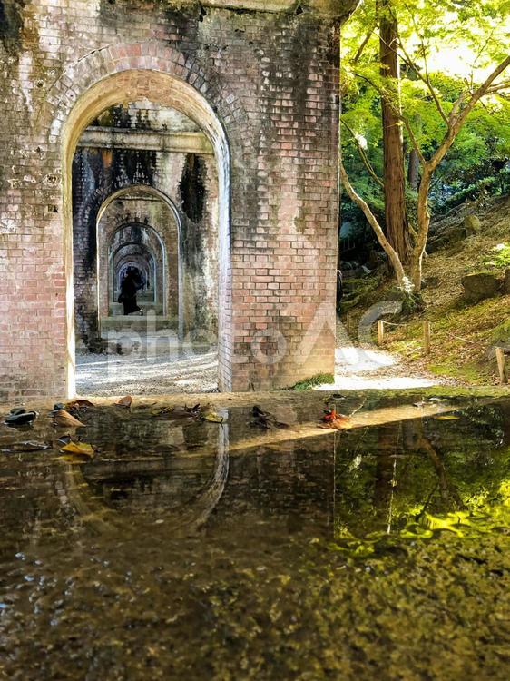 南禅寺の水路閣と水たまりの反射 水路閣,南禅寺,京都の写真素材