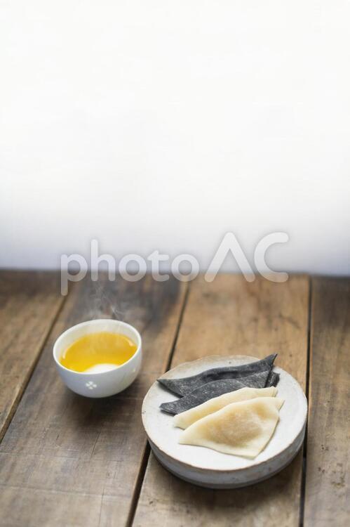 黒ごまとニッキの生八つ橋_白い和食器_お茶 生八ツ橋,八つ橋,黒ごまの写真素材