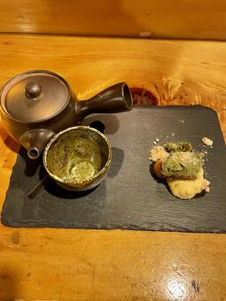 黒い石皿に盛られた抹茶デザートと急須 デザート,和スイーツ,抹茶の写真素材