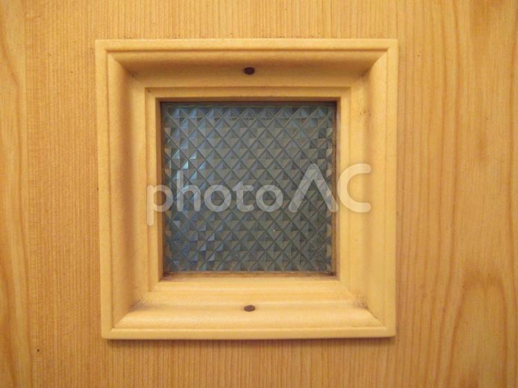 住宅のトイレドアに付けられた小窓 窓,小窓,ドアの写真素材