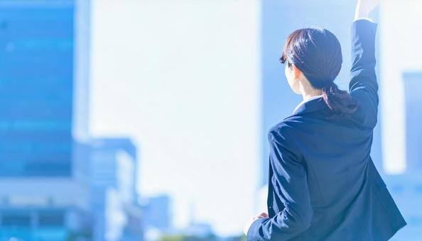 未来を見つめ希望を抱くビジネスマン後ろ姿 未来を見つめ希望を抱くビジネスマン後ろ姿の写真