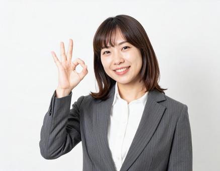 オーケーサインをするスーツ姿の女性 オーケーサインをするスーツ姿の女性の写真