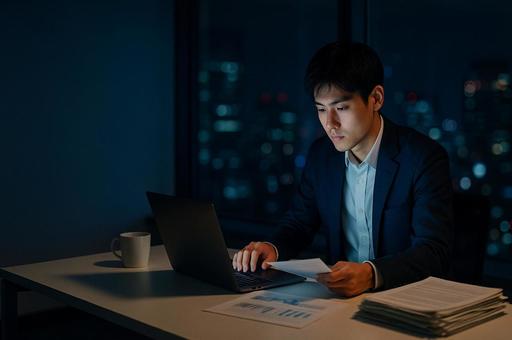深夜残業するサラリーマン 深夜残業するサラリーマンの写真