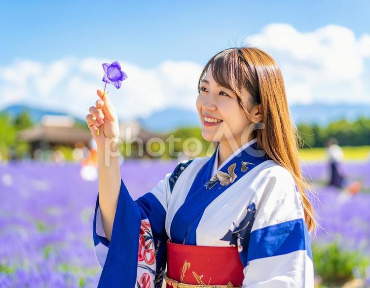 桔梗は夏の花だよ！浴衣の彼女 浴衣,女子,桔梗の写真素材