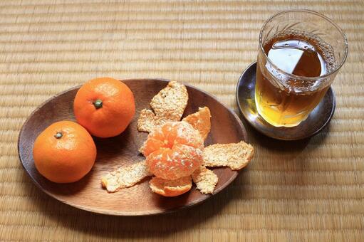 冬みかんと和室のくつろぎ みかん,冬,季節の写真素材