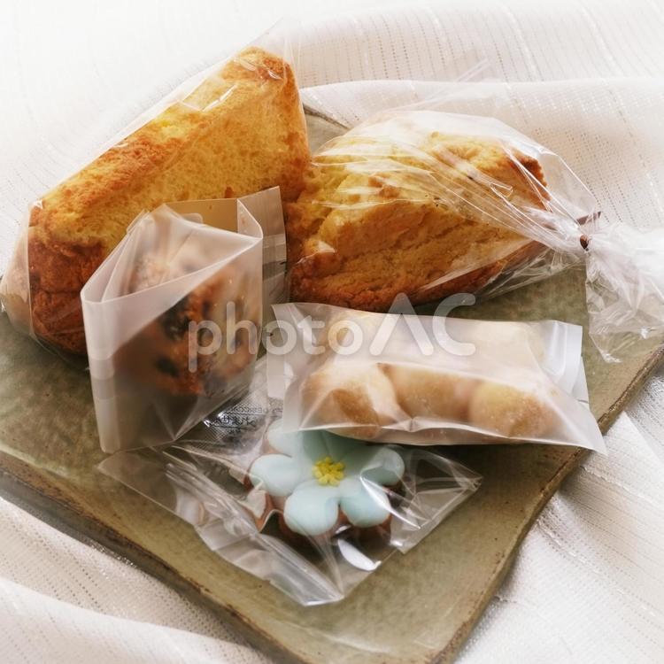 お皿に乗せた焼き菓子色々 洋菓子,焼き菓子,シフォンケーキの写真素材