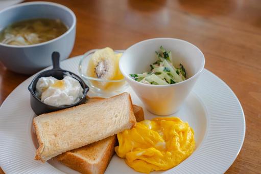 スクランブルエッグの朝食 スクランブルエッグの朝食 朝食,洋食,トーストの写真素材