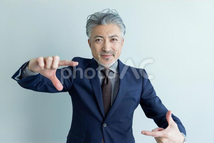 メッセージ　ミドルエイジビジネスパーソン ビジネスマン,男性,見上げるの写真素材