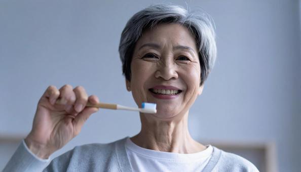 歯磨きするシニア女性 歯磨きするシニア女性の写真