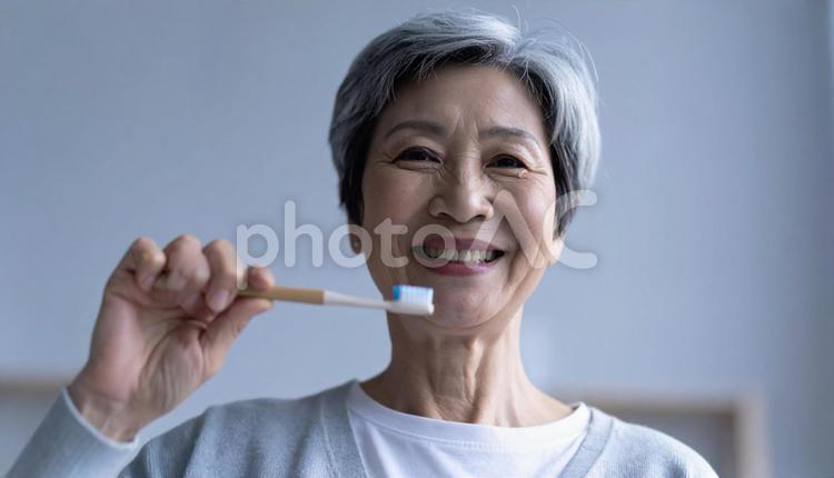 歯磨きするシニア女性 日本人,ミドル,中年の写真素材