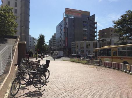 東戸塚駅前の大通りと歩道（駅前の日常風景 東戸塚駅前交差点,交差点,大通りの写真素材