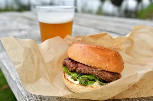 美味しそうなハンバーガーとビール 美味しそうなハンバーガーとビール 食べ物,ハンバーガー,美味しいの写真素材