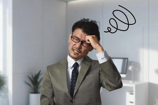 後悔するビジネスマン 後悔するビジネスマン 失敗,困る,悩むの写真素材