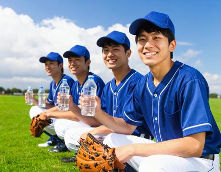 熱中症予防の給水タイム・夏の草野球練習の写真