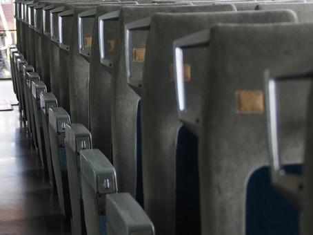 鉄道車両の座席が並ぶ車内 鉄道車両の座席が並ぶ車内の写真