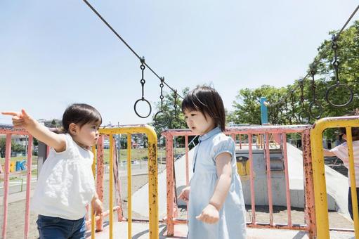 遊具に登って遊ぶ子供 遊具に登って遊ぶ子供 の写真
