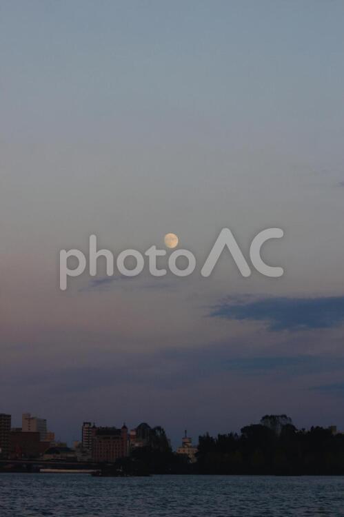 日暮れと月 日暮れ,湖,暁の写真素材