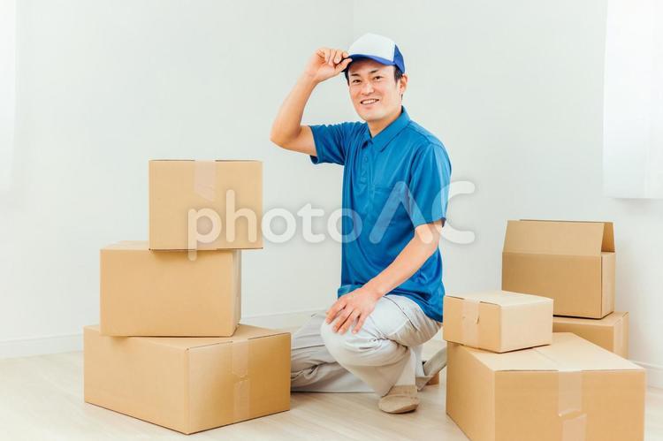 引越し作業をする男性（笑顔） 引越し,引越し業者,ダンボールの写真素材