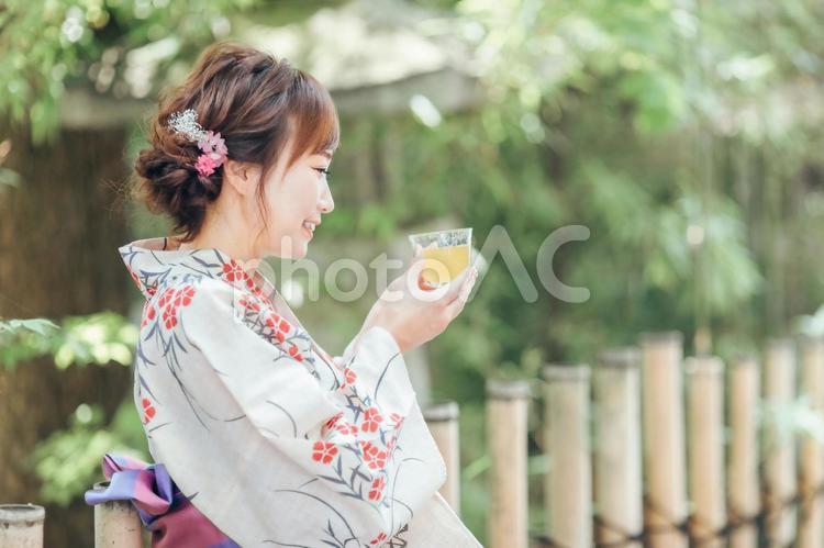 飲み物を飲む浴衣姿の女性 冷茶,緑茶,浴衣の写真素材