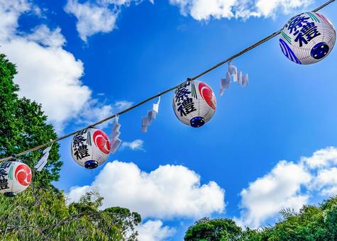 夏祭りを彩る提灯と青空の風景 夏祭りを彩る提灯と青空の風景 祭り,提灯,青空の写真素材