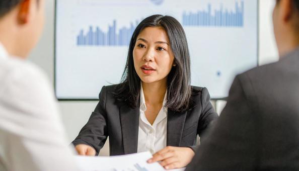 ミーティングするビジネスパーソン ミーティングするビジネスパーソンの写真
