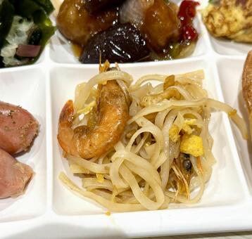 バイキング　盛り付けたパッタイ パッタイ,焼きそば,エビの写真素材