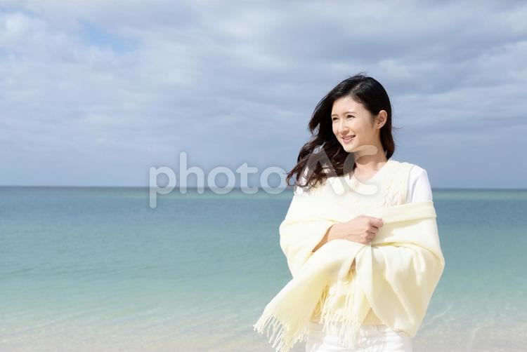 南国沖縄の美しいビーチで寛ぐ女性 女性,女,沖縄の写真素材