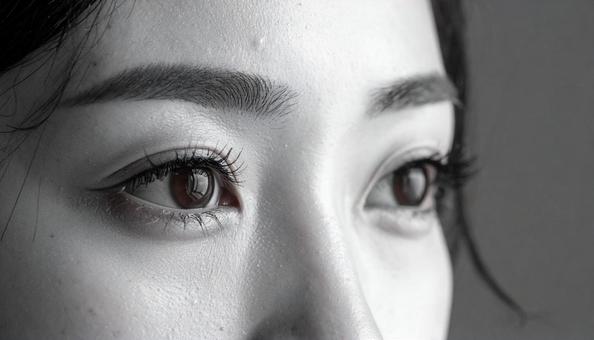 涙を溜める日本人女性の目 涙を溜める日本人女性の目の写真