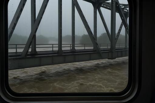 増水河川の鉄橋 増水河川の鉄橋の写真