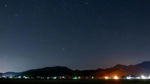 星空に包まれた夜の街 星空に包まれた夜の街の写真