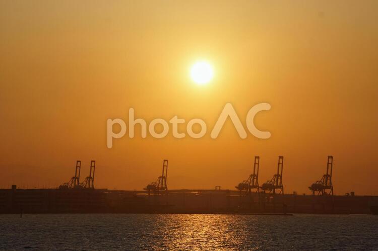 川崎工業地帯のシルエットと夕暮れ 工業地帯,川崎工業地帯,煙突の写真素材