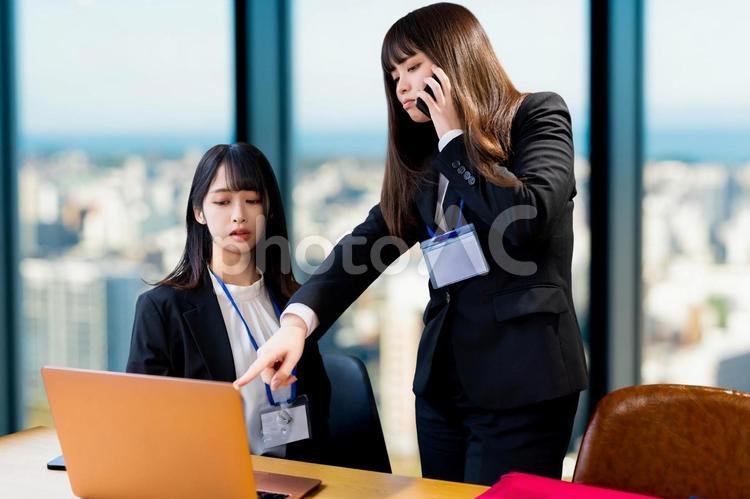 電話中に不機嫌に教えるビジネスウーマン 女性,ビジネス,ビジネスウーマンの写真素材