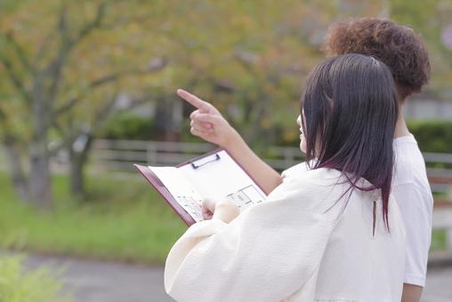 新築住宅の土地探しをする若い夫婦 土地探し,土地選び,見学の写真素材