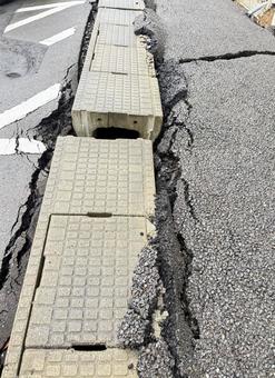 地震の被害 道,地面,アスファルトの写真素材